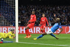 红牌判罚引争议：VAR技术下的球员犯规与裁判考量