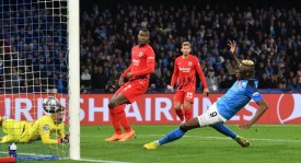 红牌判罚引争议：VAR技术下的球员犯规与裁判考量